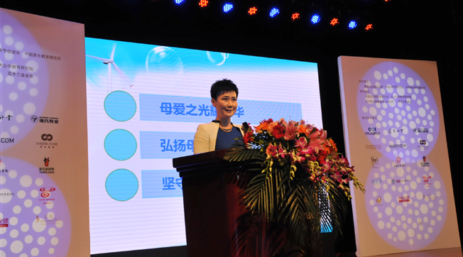 李小琳出席“中華母愛論壇”，接受新華網(wǎng)專訪