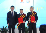 劉正榮為獲獎(jiǎng)?wù)咭踪t孝、張海威頒獎(jiǎng)