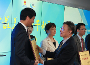 國家信訪局黨組成員、副局長李皋為獲獎者頒獎