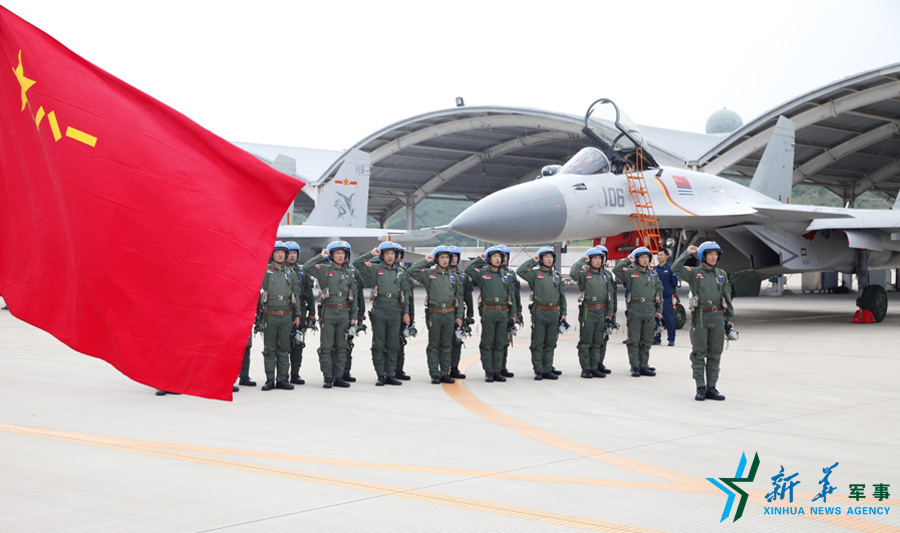 ↑軍旗招展，航空驕子對(duì)藍(lán)天宣誓。