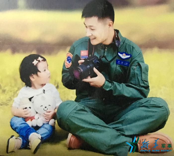 ↑資料圖片：被選為艦載戰(zhàn)斗機(jī)飛行員的張超與女兒合影。
