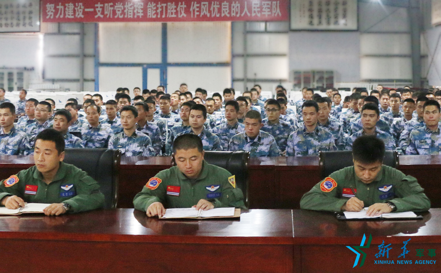 資料圖片：張超（右一）參加部隊(duì)思想政治教育。