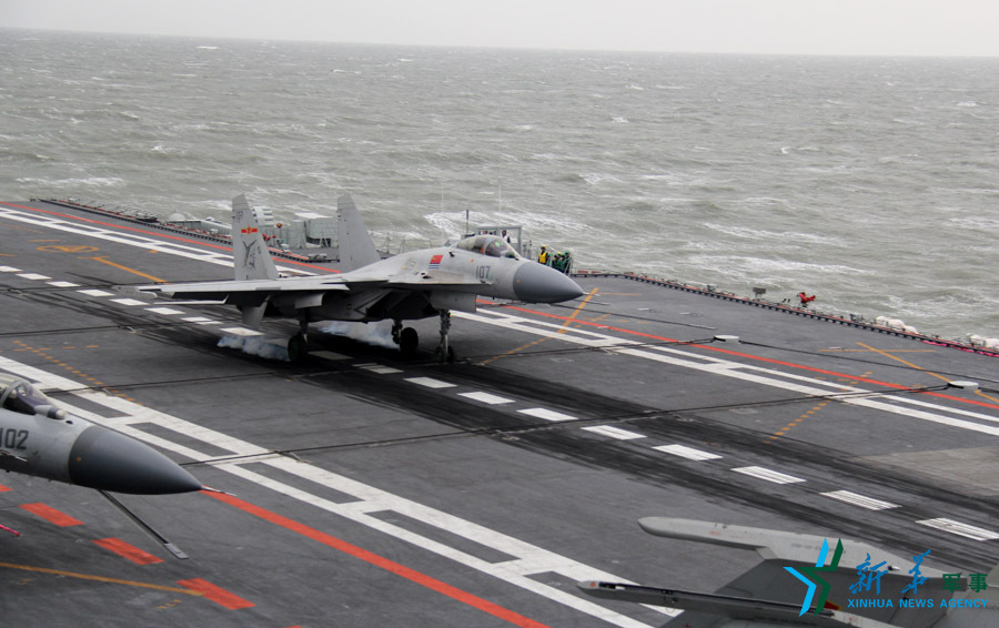 ↑資料圖片：艦載戰(zhàn)斗機(jī)下落著艦瞬間。