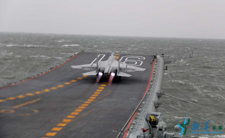 ↑資料圖片：艦載戰(zhàn)斗機起飛瞬間。