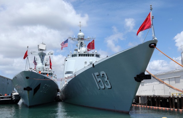 停泊珍珠港碼頭的中國(guó)海軍艦艇編隊(duì)導(dǎo)彈驅(qū)逐艦西安艦（右）和導(dǎo)彈護(hù)衛(wèi)艦衡水艦。