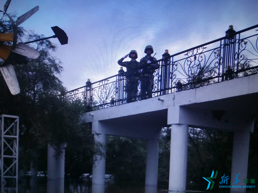 ↑中秋佳節(jié)，珍寶島的官兵在洪水中的堅守。