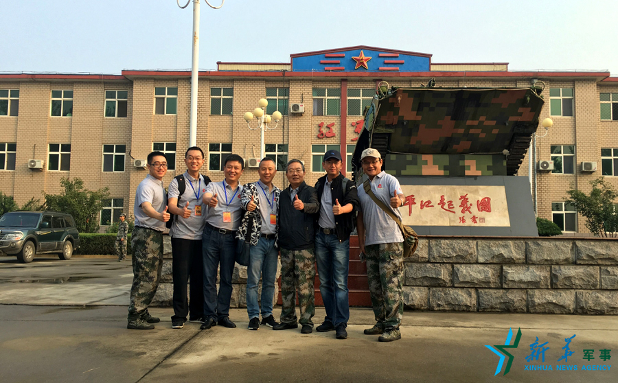 ↑“我們的長(zhǎng)征在路上”網(wǎng)絡(luò)名人在“平江起義團(tuán)”，為這支成為中國(guó)陸軍第一支信息化部隊(duì)點(diǎn)贊。