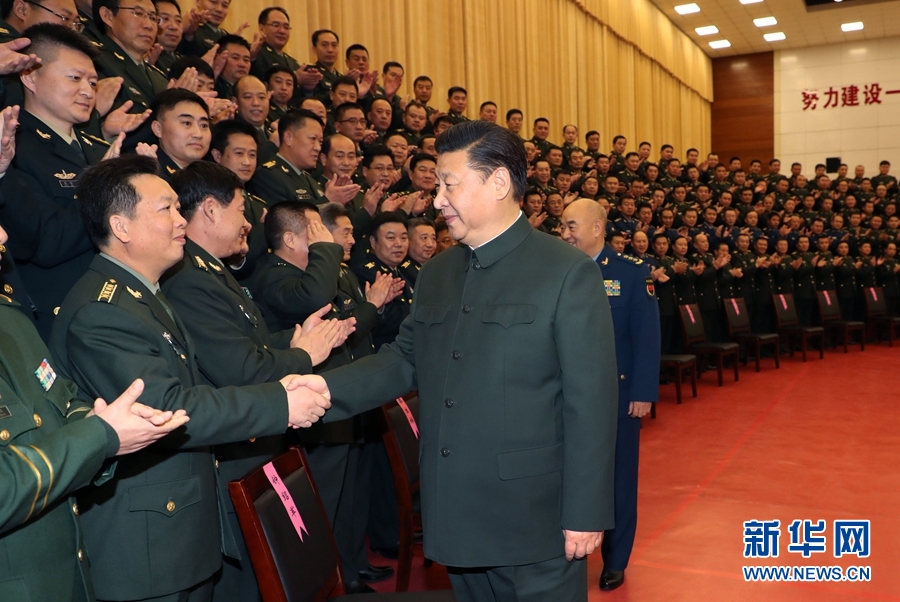 1月23日，習(xí)近平專程來到陸軍第65集團軍，深入基層連隊，看望慰問官兵，代表黨中央和中央軍委，向全軍指戰(zhàn)員、武警部隊官兵、民兵預(yù)備役人員致以誠摯問候和新春祝福。這是習(xí)近平親切接見駐張家口部隊師以上領(lǐng)導(dǎo)干部和團級單位主官。新華社記者李剛攝