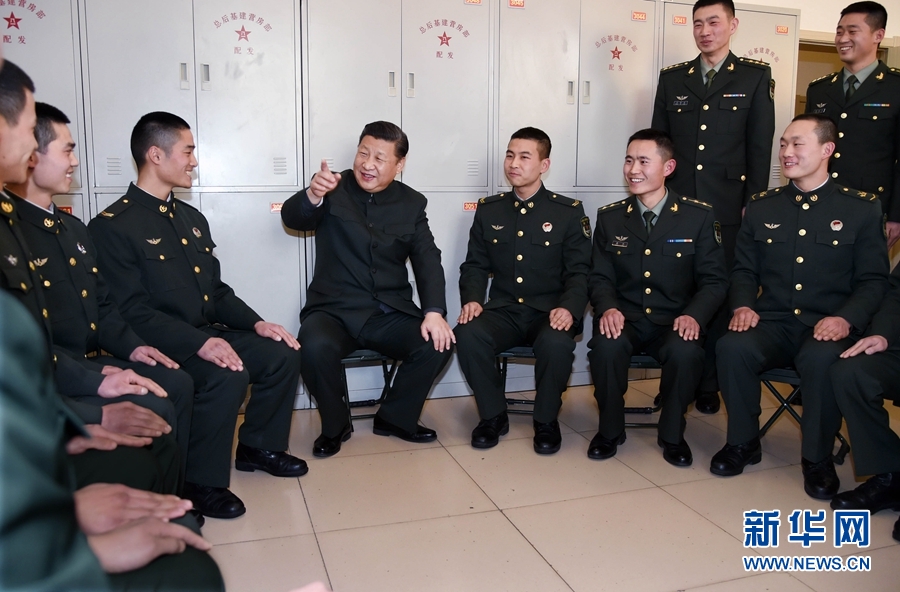 1月23日，習(xí)近平專程來到陸軍第65集團軍，深入基層連隊，看望慰問官兵，代表黨中央和中央軍委，向全軍指戰(zhàn)員、武警部隊官兵、民兵預(yù)備役人員致以誠摯問候和新春祝福。這是習(xí)近平在該集團軍“大功三連”同官兵親切交談。新華社記者李剛攝