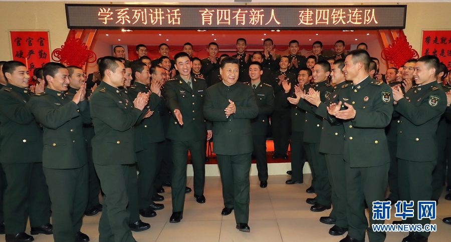 1月23日，習(xí)近平專程來到陸軍第65集團軍，深入基層連隊，看望慰問官兵，代表黨中央和中央軍委，向全軍指戰(zhàn)員、武警部隊官兵、民兵預(yù)備役人員致以誠摯問候和新春祝福。這是習(xí)近平在該集團軍“大功三連”同官兵在一起。新華社記者李剛攝