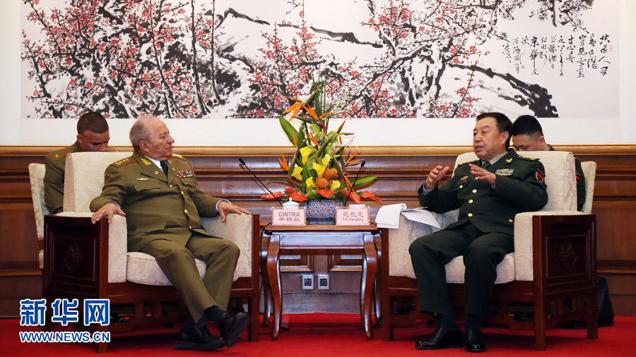 3月28日，中央軍委副主席范長(zhǎng)龍?jiān)诒本┽烎~(yú)臺(tái)國(guó)賓館會(huì)見(jiàn)來(lái)華訪問(wèn)的古巴革命武裝力量部部長(zhǎng)萊奧波爾多·辛特拉。 新華社發(fā)（劉芳 攝） 