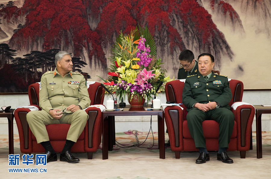  3月16日，中央軍委副主席范長(zhǎng)龍會(huì)見(jiàn)來(lái)訪的巴基斯坦陸軍參謀長(zhǎng)巴杰瓦。   新華社記者琚振華攝