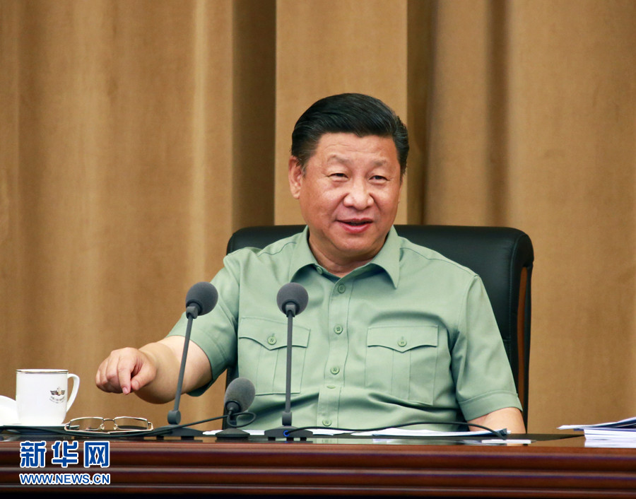 5月24日，中共中央總書記、國家主席、中央軍委主席習近平視察海軍機關(guān)，親切接見海軍第十二次黨代會全體代表和海軍機關(guān)正師職以上領(lǐng)導干部。這是習近平聽取海軍工作匯報后發(fā)表重要講話。 新華社記者 查春明 攝 