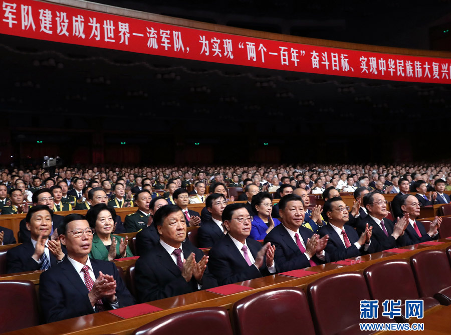 7月28日，慶祝中國人民解放軍建軍90周年文藝晚會(huì)《在黨的旗幟下》在北京人民大會(huì)堂舉行。中共中央總書記、國家主席、中央軍委主席習(xí)近平和李克強(qiáng)、張德江、俞正聲、劉云山、王岐山、張高麗等黨和國家領(lǐng)導(dǎo)人，與首都3000多名各界群眾一起觀看演出。新華社記者 馬占成 攝