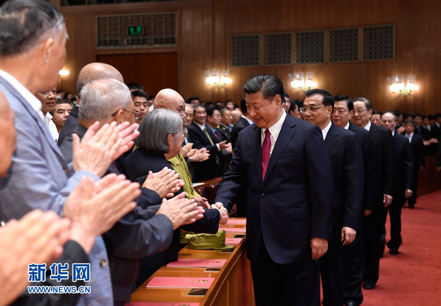 7月28日，慶祝中國人民解放軍建軍90周年文藝晚會(huì)《在黨的旗幟下》在北京人民大會(huì)堂舉行。中共中央總書記、國家主席、中央軍委主席習(xí)近平和李克強(qiáng)、張德江、俞正聲、劉云山、王岐山、張高麗等黨和國家領(lǐng)導(dǎo)人，與首都3000多名各界群眾一起觀看演出。演出開始前，習(xí)近平等與老戰(zhàn)士、老同志代表和“八一勛章”獲得者親切握手。新華社記者 李學(xué)仁 攝