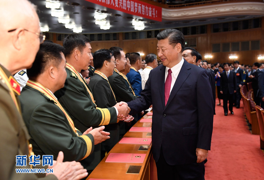 7月28日，慶祝中國人民解放軍建軍90周年文藝晚會(huì)《在黨的旗幟下》在北京人民大會(huì)堂舉行。中共中央總書記、國家主席、中央軍委主席習(xí)近平和李克強(qiáng)、張德江、俞正聲、劉云山、王岐山、張高麗等黨和國家領(lǐng)導(dǎo)人，與首都3000多名各界群眾一起觀看演出。演出開始前，習(xí)近平等與老戰(zhàn)士、老同志代表和“八一勛章”獲得者親切握手。新華社記者 李學(xué)仁 攝