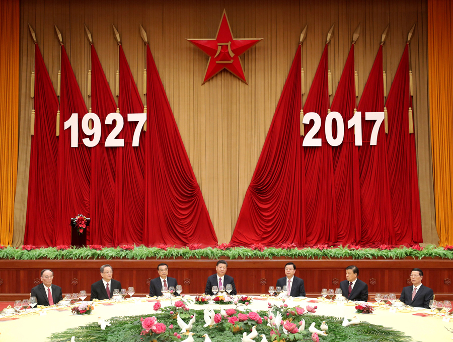 7月31日，中華人民共和國國防部在北京人民大會堂舉行盛大招待會，熱烈慶祝中國人民解放軍建軍90周年。中共中央總書記、國家主席、中央軍委主席習近平和李克強、張德江、俞正聲、劉云山、王岐山、張高麗等黨和國家領導人出席招待會。新華社記者 鞠鵬 攝