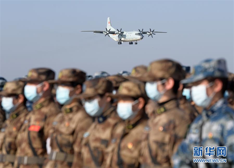 （聚焦疫情防控·圖文互動）（1）空軍第四次向武漢大規(guī)?？者\醫(yī)療隊員和物資