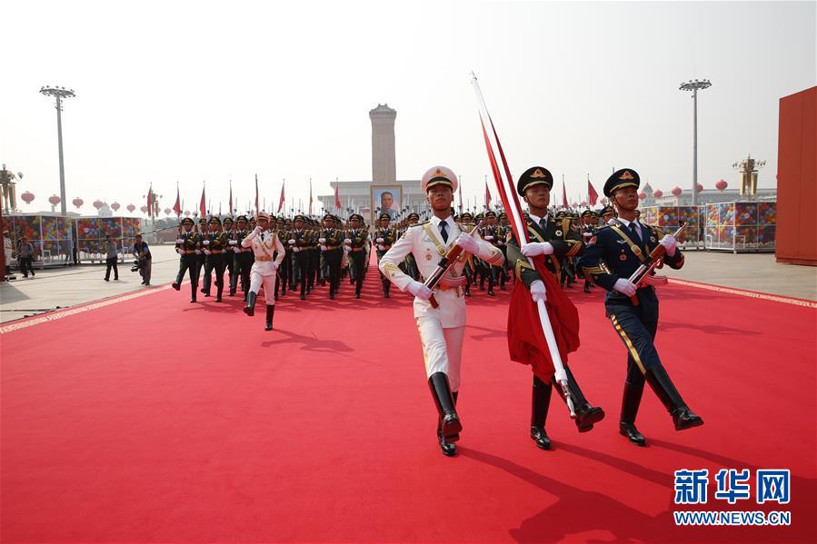 （在習近平強軍思想指引下·我們在戰(zhàn)位報告·圖文互動）（2）護衛(wèi)國旗　重于生命——中國人民解放軍儀仗大隊國旗護衛(wèi)隊執(zhí)行國旗升降任務(wù)記事