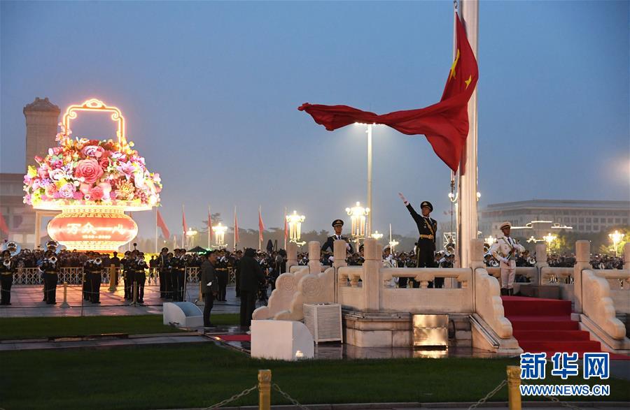 （在習近平強軍思想指引下·我們在戰(zhàn)位報告·圖文互動）（3）護衛(wèi)國旗　重于生命——中國人民解放軍儀仗大隊國旗護衛(wèi)隊執(zhí)行國旗升降任務(wù)記事