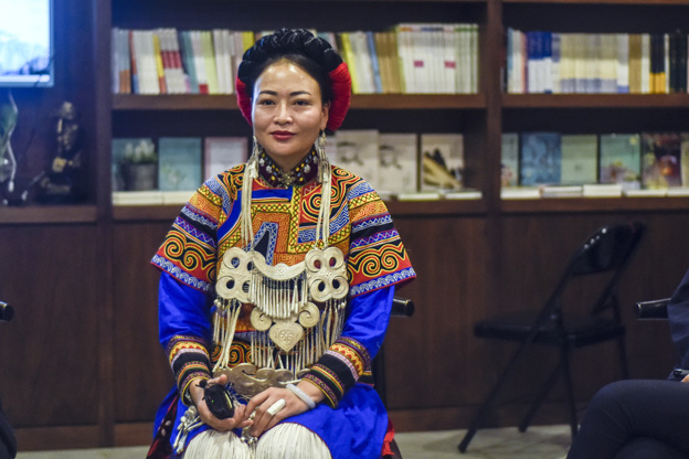 阿牛阿呷：對彝族姑娘來說，胎教就是彝族的刺繡文化，但是當我們走出來，我們覺得我們對其他支系的服飾知識了解太少了，需要學習的很多，所以開辦了這個專業(yè)。