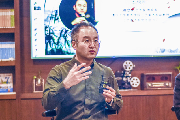 王曉昕：語言問題其實是非遺傳承所面臨的一個普遍問題。非遺傳承人可能有很好的技藝，但是因為語言問題沒有辦法與外面的人交流，就失去了傳承的機會。