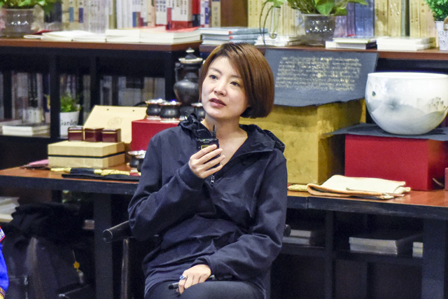 秦思：堅(jiān)持還是因?yàn)闊釔?ài)，我一直想把有意義的事情做得有意思。我希望有更多的人來(lái)關(guān)注非遺文化，把文化融入到工藝當(dāng)中。