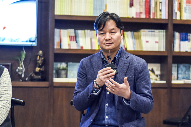 丁大為：烏銅走銀有三百年的歷史了，是云南地區(qū)獨(dú)有的技藝。這門技藝入門大概需要3年，學(xué)成需要20年。用語(yǔ)言去表達(dá)它其實(shí)是很難的。