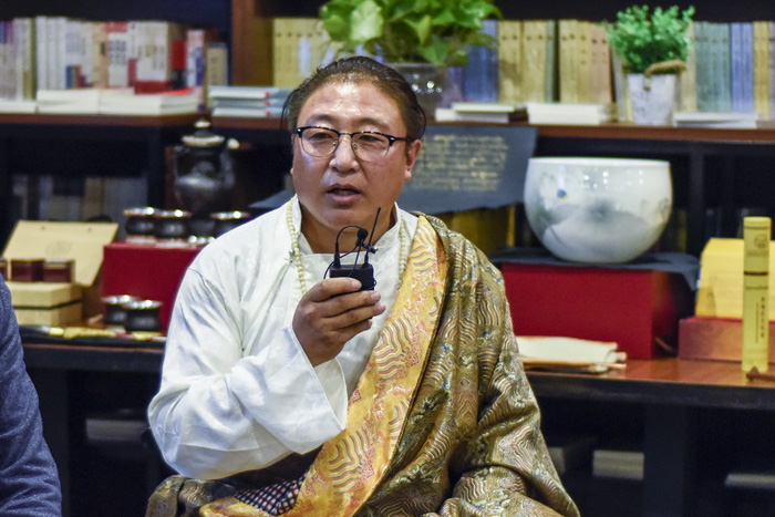 安久·白瑪群加：絕對(duì)不能為了錢做手藝的傳承人，傳承手藝是因?yàn)槲覀冇袀鞒忻褡逄厣幕呢?zé)任，要時(shí)刻謹(jǐn)記這一份責(zé)任。