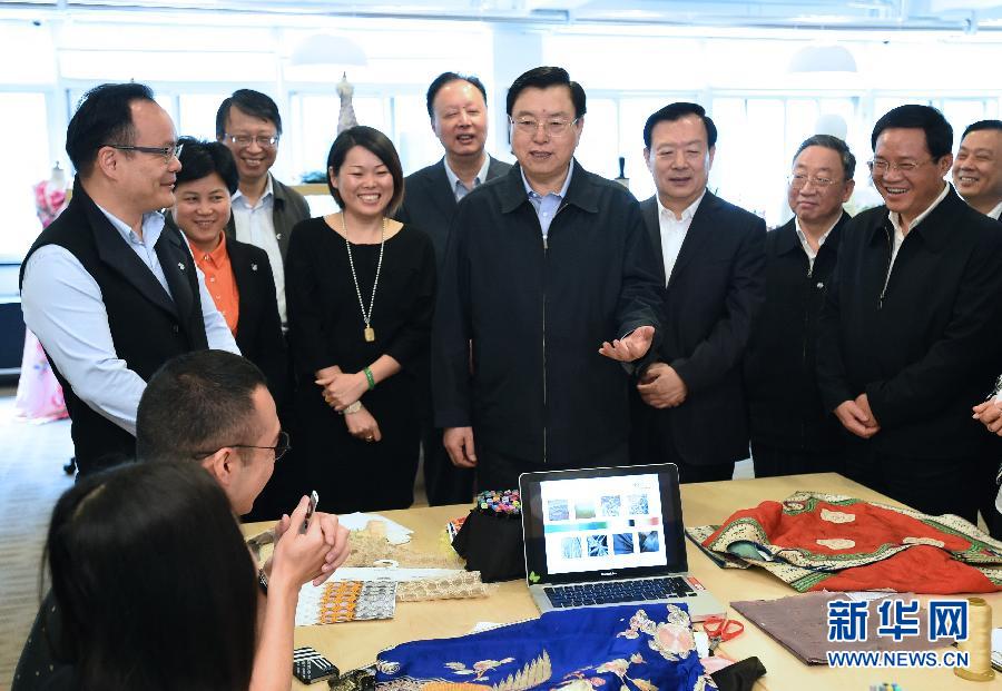 5月8日至11日，中共中央政治局常委、全國人大常委會委員長張德江在浙江調(diào)研。這是5月9日，張德江來到位于嘉興市的雅瑩服裝有限公司，了解公司的服裝設(shè)計、生產(chǎn)和銷售情況。新華社記者 馬占成 攝 