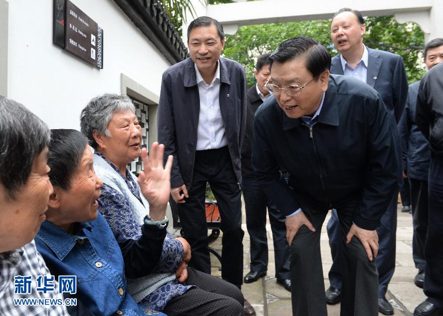 這是5月10日，張德江來到杭州市小營街道調(diào)研，并與市民親切交談。新華社記者 馬占成 攝 
