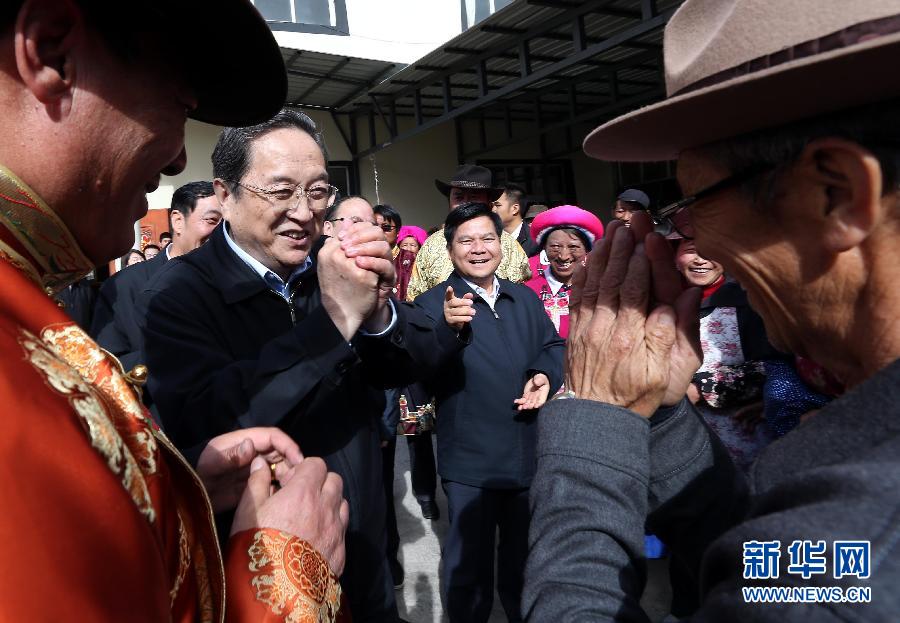 這是5月16日，俞正聲在香格里拉縣建塘鎮(zhèn)金龍社區(qū)與居民們親切交談。 新華社記者 劉衛(wèi)兵 攝