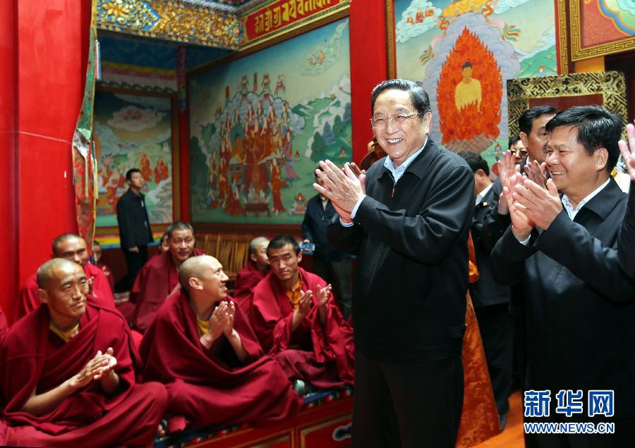 這是5月16日，俞正聲在云南佛學(xué)院迪慶藏傳佛教分院看望宗教界人士。 新華社記者 劉衛(wèi)兵 攝