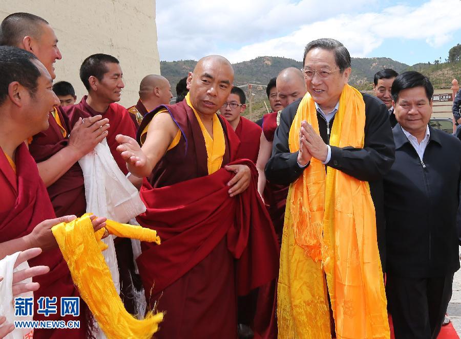 這是5月16日，俞正聲在松贊林寺看望宗教界人士。 新華社記者 劉衛(wèi)兵 攝