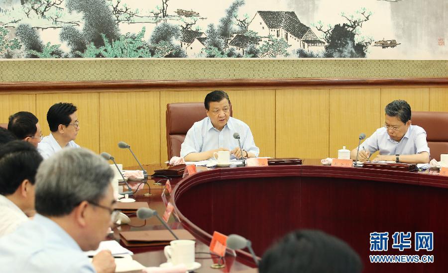 6月24日，中共中央政治局常委、中央黨的群眾路線教育實(shí)踐活動(dòng)領(lǐng)導(dǎo)小組組長(zhǎng)劉云山在北京主持召開(kāi)中央黨的群眾路線教育實(shí)踐活動(dòng)領(lǐng)導(dǎo)小組會(huì)議。新華社記者 姚大偉 攝 
