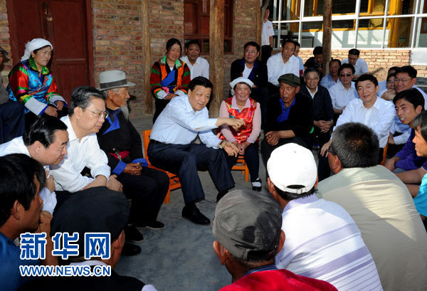 這是7月17日，劉云山在海東市互助土族自治縣東山鄉(xiāng)白牙合村同基層干部群眾座談。新華社記者 饒愛民 攝 