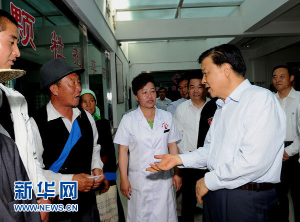 這是7月17日，劉云山在海東市互助土族自治縣中醫(yī)院調(diào)研。新華社記者 饒愛民 攝