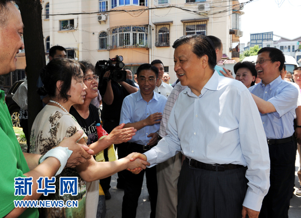 這是7月22日，劉云山在上海市普陀區(qū)桃浦鎮(zhèn)蓮花公寓居委會調(diào)研時同社區(qū)居民親切握手。新華社記者 饒愛民 攝