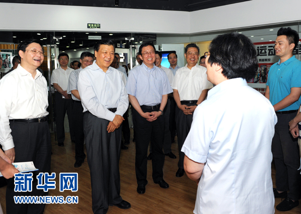 這是7月22日，劉云山在上海市靜安區(qū)就樓宇黨建工作進行調(diào)研。新華社記者 饒愛民 攝 