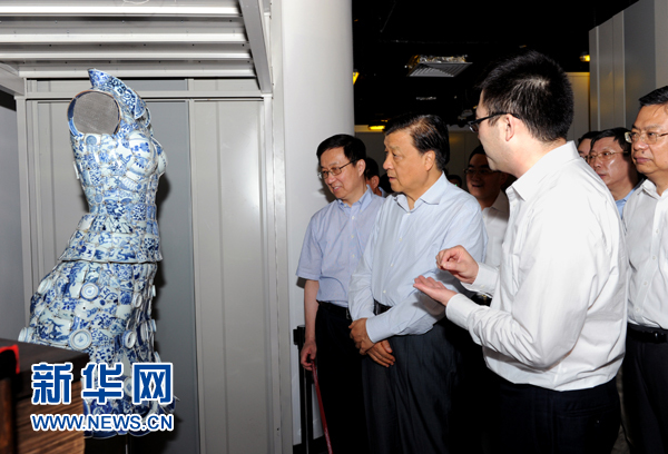 這是7月22日，劉云山在上海國家對外文化貿(mào)易基地調(diào)研。新華社記者 饒愛民 攝 