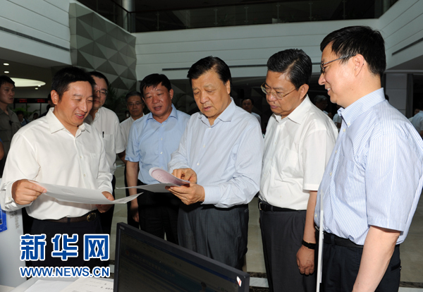  7月22日至23日，中共中央政治局常委、中央書記處書記劉云山在上海調(diào)研。這是7月22日，劉云山在中國（上海）自貿(mào)試驗區(qū)外高橋綜合服務(wù)大廳調(diào)研。新華社記者 饒愛民 攝 
