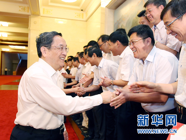 會(huì)前，俞正聲、張高麗接見援藏干部代表，向參加對(duì)口支援西藏工作的各地區(qū)各部門各單位和廣大援藏干部表示誠(chéng)摯問候。新華社記者 姚大偉 攝