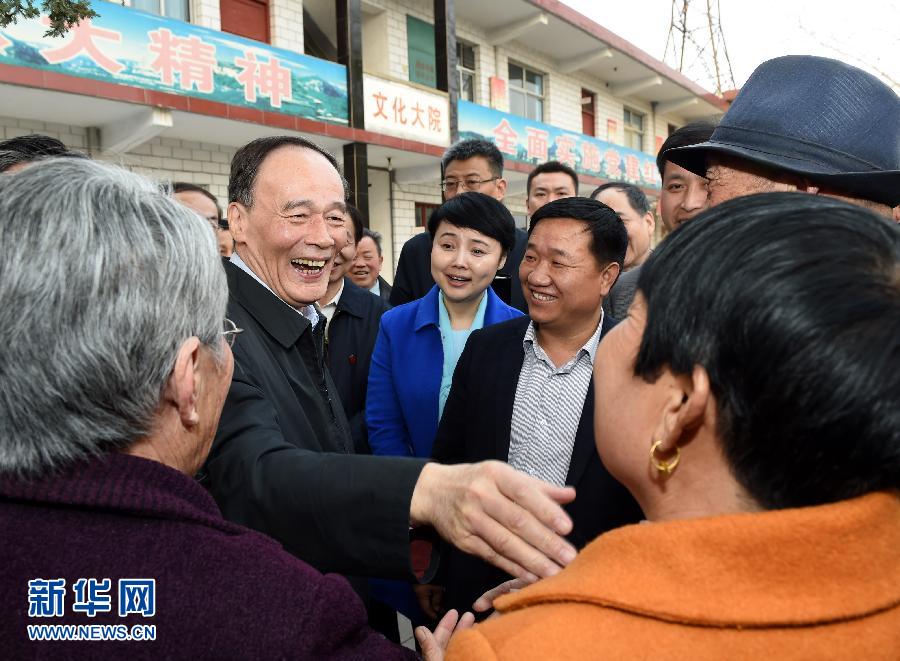 3月27日至28日，中共中央政治局常委、中央紀(jì)委書(shū)記王岐山到河南省調(diào)研，并主持召開(kāi)座談會(huì)。這是3月27日王岐山在河南林州姚村鎮(zhèn)馮家口村同村民親切交談。 新華社記者 饒愛(ài)民 攝