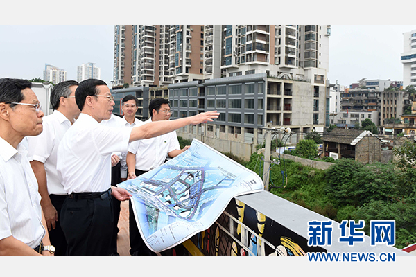 9月16日至18日，中共中央政治局常委、國務(wù)院副總理張高麗在廣西調(diào)研。這是9月16日，張高麗實地考察南寧水街棚戶區(qū)改造項目現(xiàn)場。 新華社記者張鐸攝 
