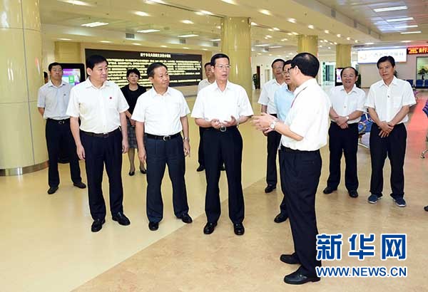 9月16日至18日，中共中央政治局常委、國務(wù)院副總理張高麗在廣西調(diào)研。這是9月17日，張高麗在南寧市公共資源交易中心對外服務(wù)大廳了解自治區(qū)簡政放權(quán)有關(guān)工作。 新華社記者張鐸攝