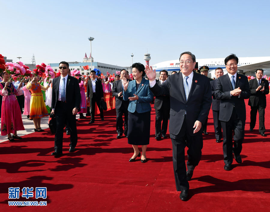 9月25日，以中共中央政治局常委、全國(guó)政協(xié)主席俞正聲為團(tuán)長(zhǎng)的中央代表團(tuán)飛抵烏魯木齊，出席新疆維吾爾自治區(qū)成立60周年慶?；顒?dòng)。新華社記者 饒愛(ài)民 攝
