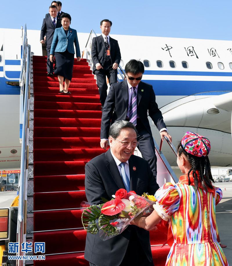 9月25日，以中共中央政治局常委、全國(guó)政協(xié)主席俞正聲為團(tuán)長(zhǎng)的中央代表團(tuán)飛抵烏魯木齊，出席新疆維吾爾自治區(qū)成立60周年慶?；顒?dòng)。新華社記者 饒愛(ài)民 攝