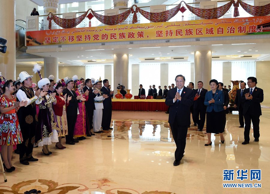 9月25日，中共中央政治局常委、全國政協(xié)主席、中央代表團(tuán)團(tuán)長俞正聲率中央代表團(tuán)出席向新疆維吾爾自治區(qū)贈(zèng)送紀(jì)念品儀式。 新華社記者饒愛民 攝 