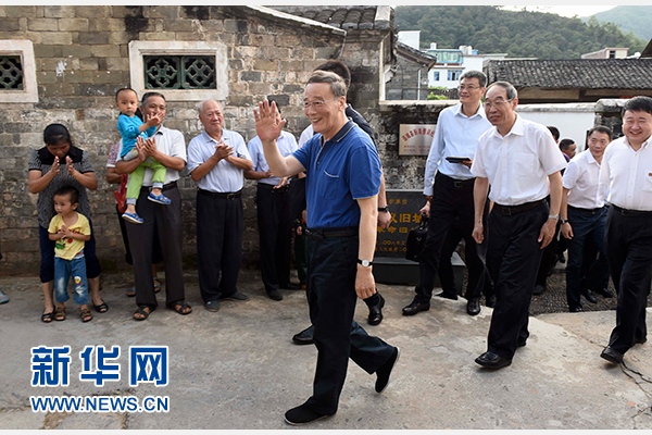 9月24日至26日，中共中央政治局常委、中央紀委書記王岐山在福建調(diào)研。這是9月24日，王岐山在連城縣紅四軍革命舊址參觀時，向附近的村民揮手致意。新華社記者張鐸攝