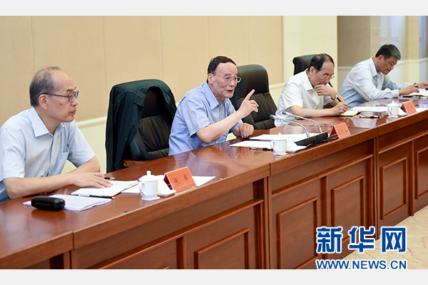 9月24日至26日，中共中央政治局常委、中央紀委書記王岐山在福建調(diào)研。這是9月25日，王岐山在上杭縣古田鎮(zhèn)主持召開座談會，聽取黨員和群眾代表對修訂廉政準則和黨紀處分條例的意見建議。新華社記者張鐸攝